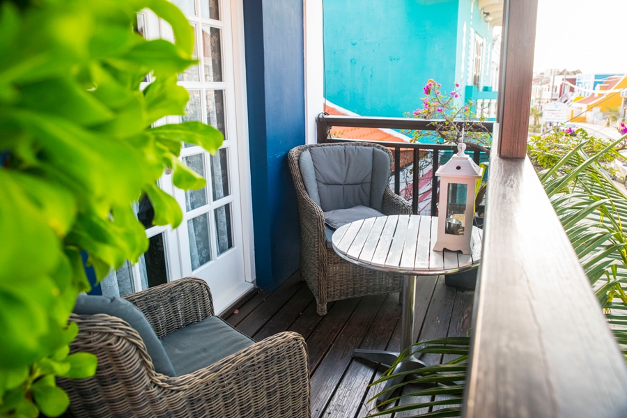 Balkon met uitzicht over het Waaigat en de historische gevels