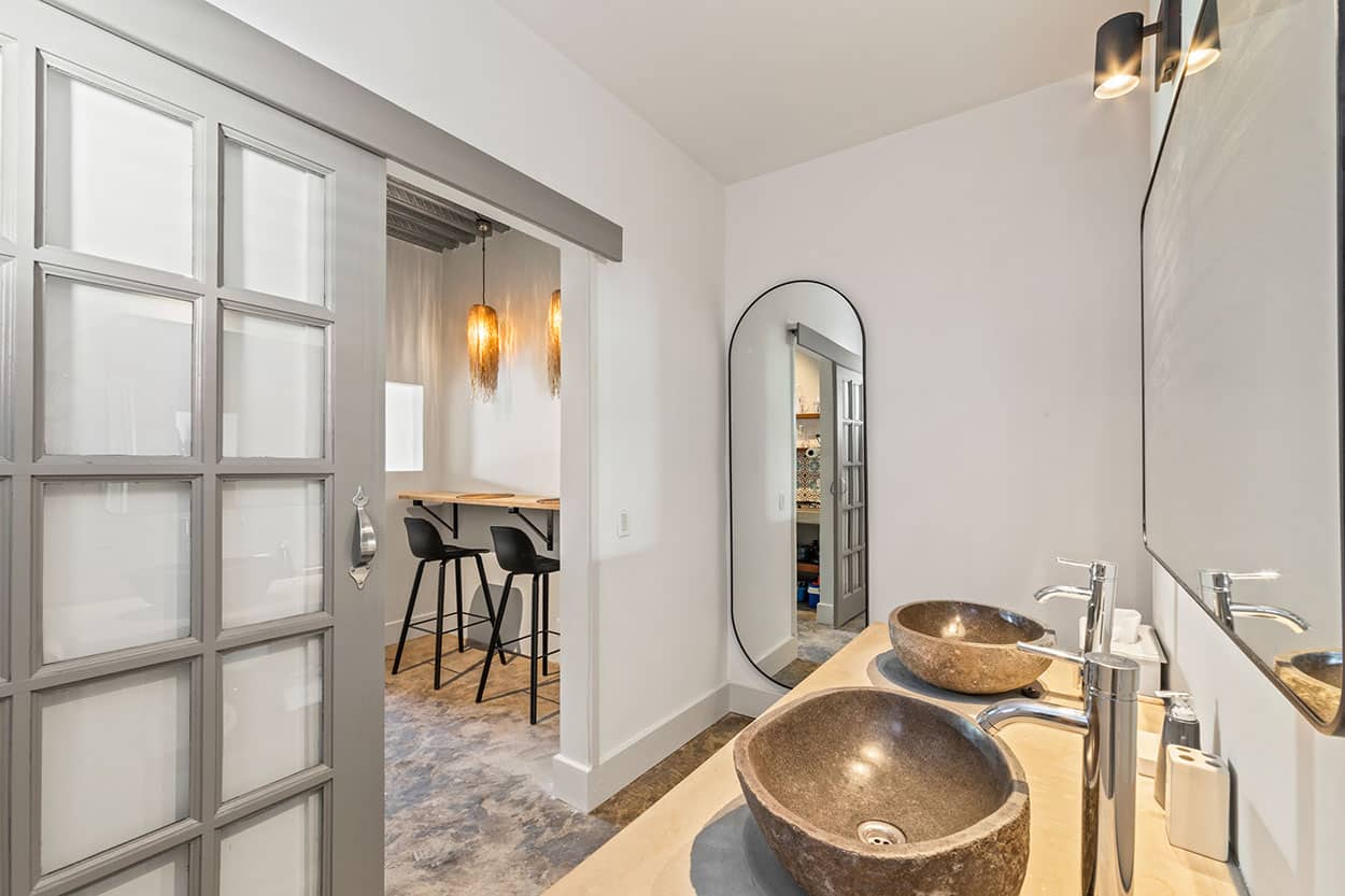 Badkamer met inloopregendouche
