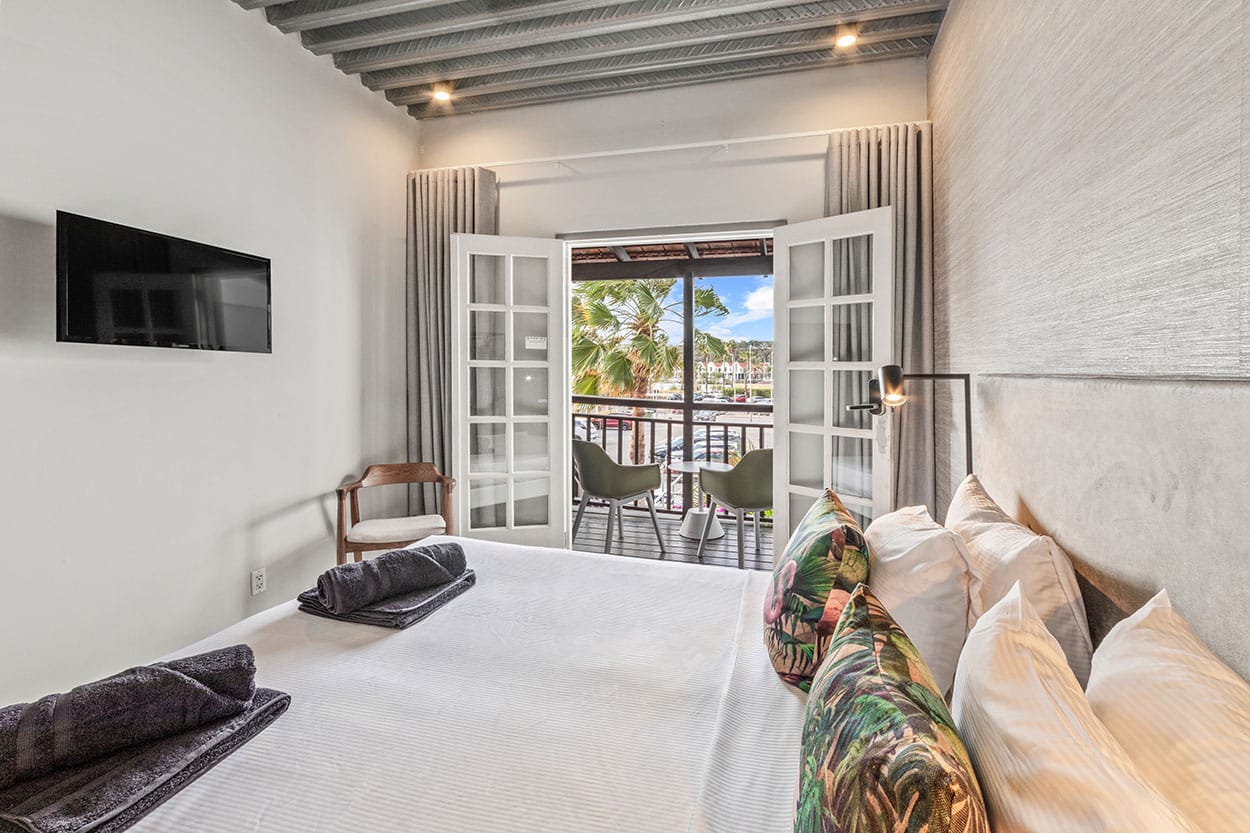 Bedroom with airco and ceiling fan