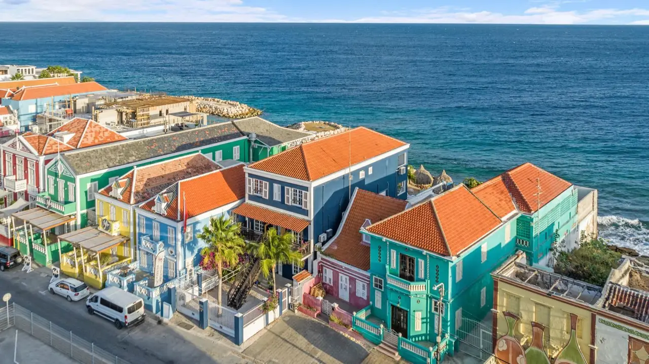 De kleurrijke gevels van het Pietermaai district direct aan de Caribische Zee