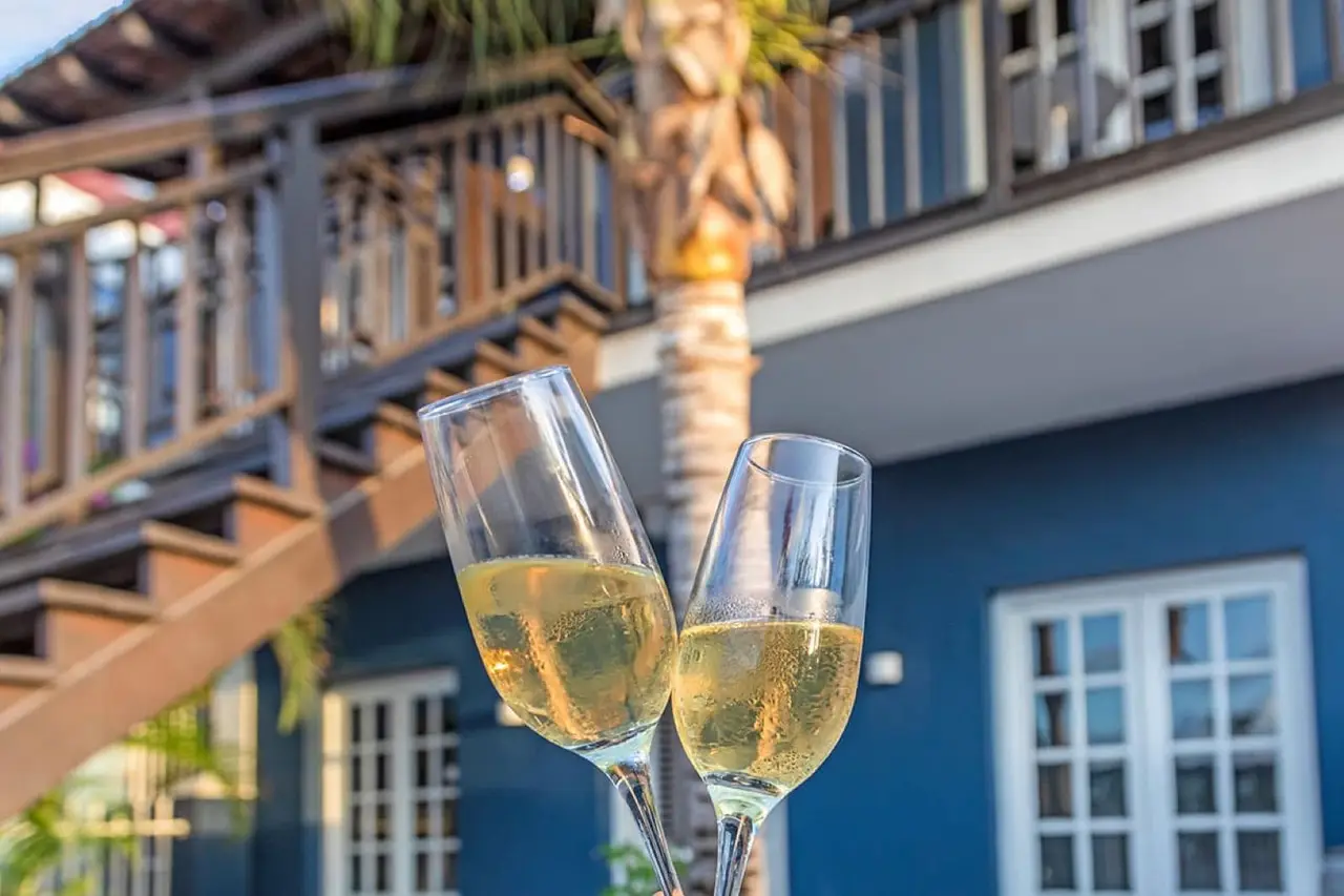 Twee glazen bubbels op de binnenplaats van Pietermaai 78
