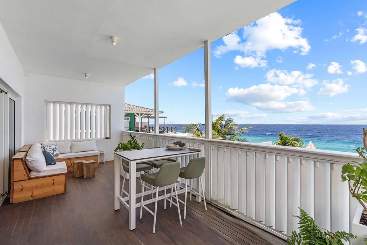 Balkon met zeezicht over de Caribische Zee
