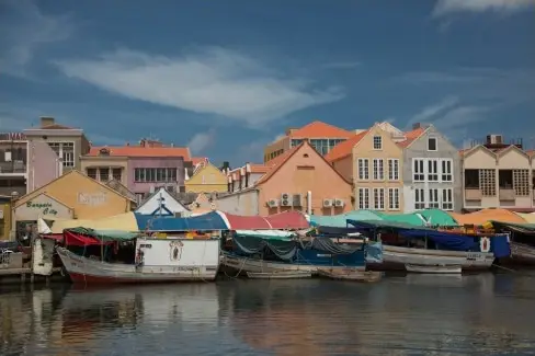De drijvende markt in Willemstad met groente en fruit