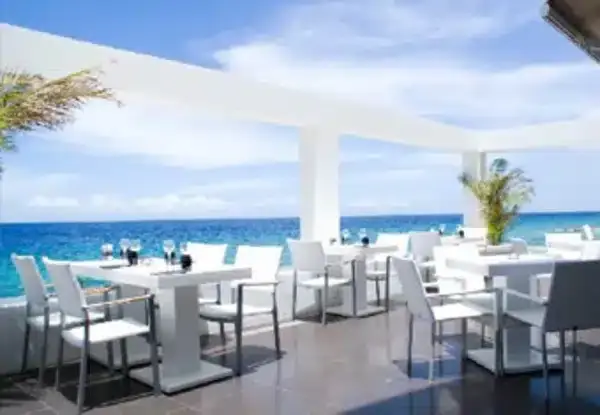 Strandclub aan zee op Curaçao