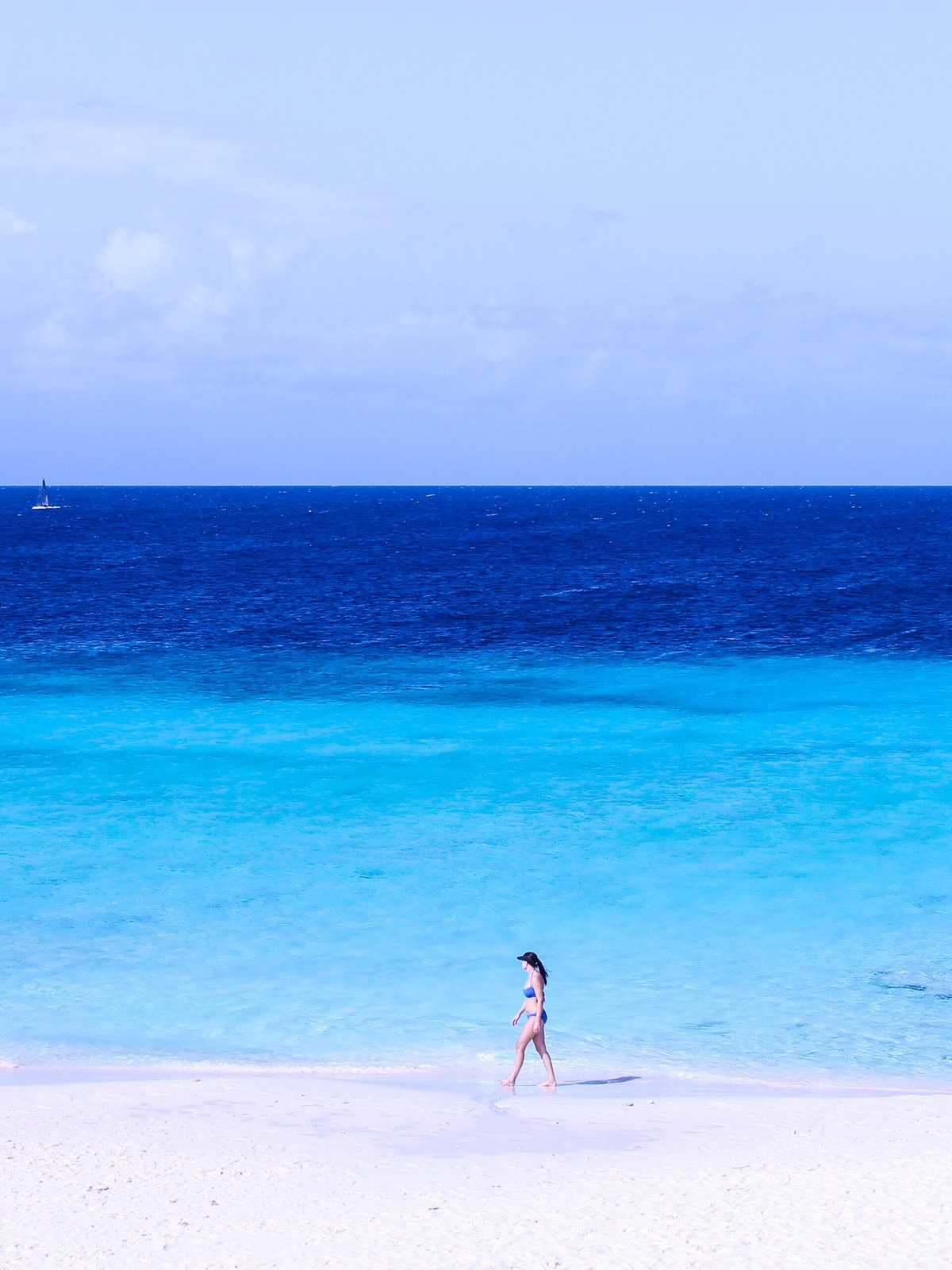 Der menschenleere weiße Strand von Klein Curaçao mit tiefblauem Meer