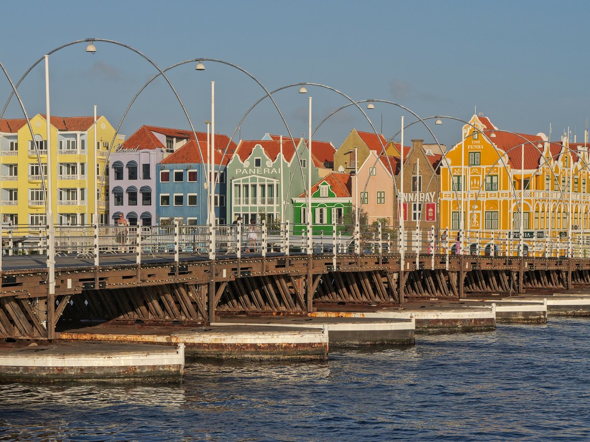 Die Emmabrücke, die schwimmende Pontonbrücke, dahinter die Handelskade