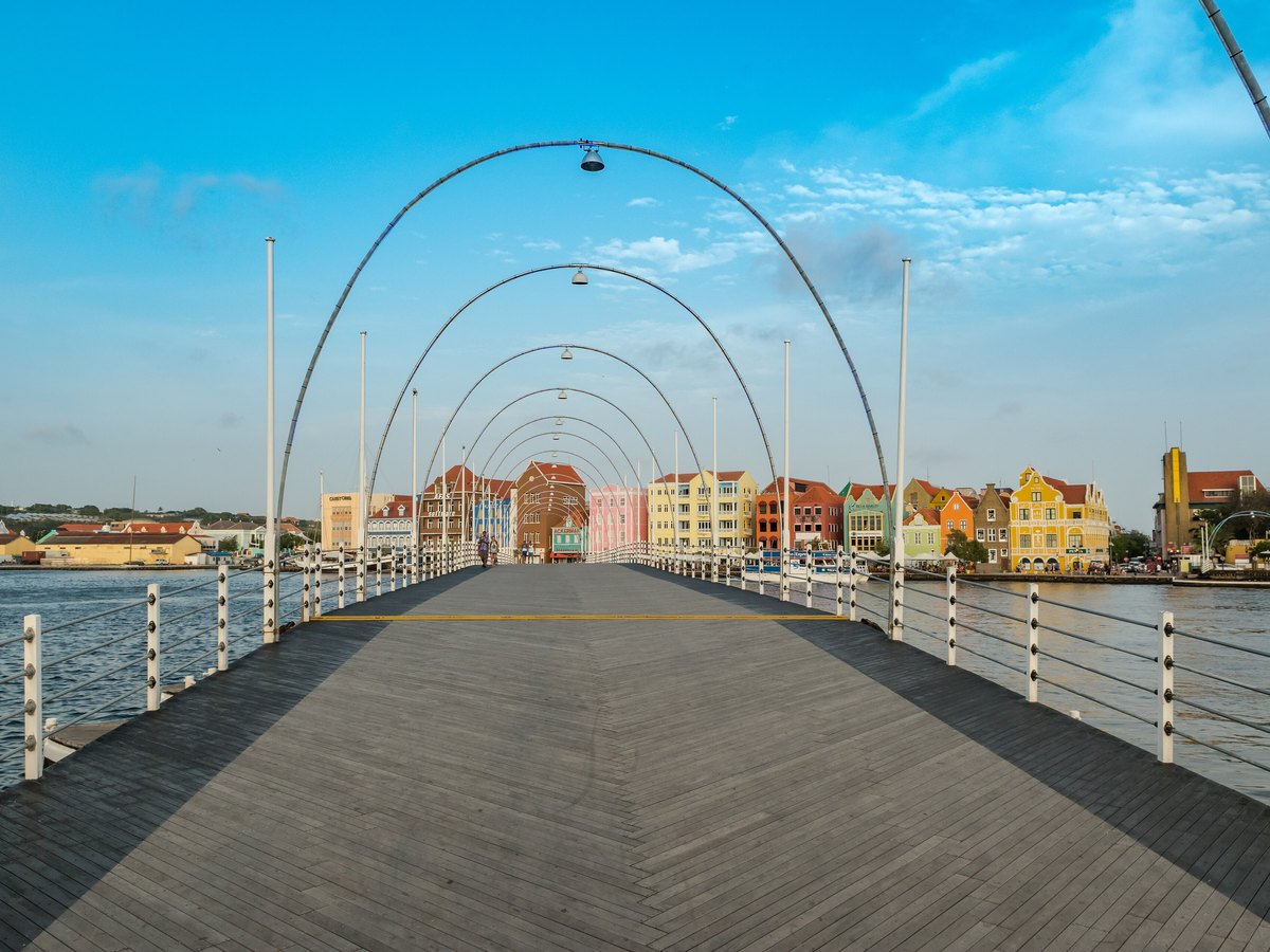 Die bunte Handelskade in Punda, von der Pontonbrücke aus gesehen