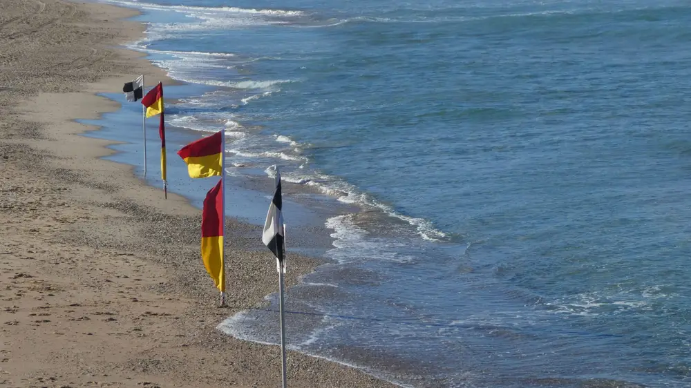 Vlaggen langs het strand die de zwemcondities aangeven