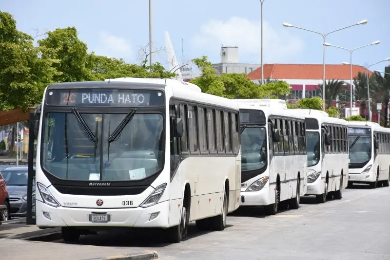 Een rij konvooibussen bij het busstation in Willemstad